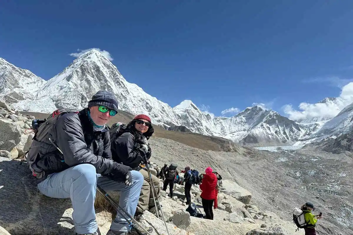 Trekkers-enroute-to-Gorekshep-from-Lobuche